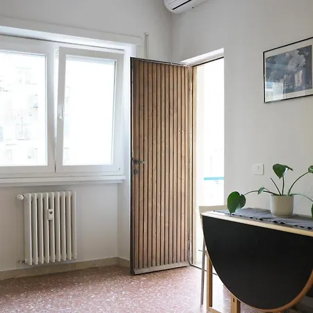 Bright With Balcony Near Centre & Metro Apartamento *