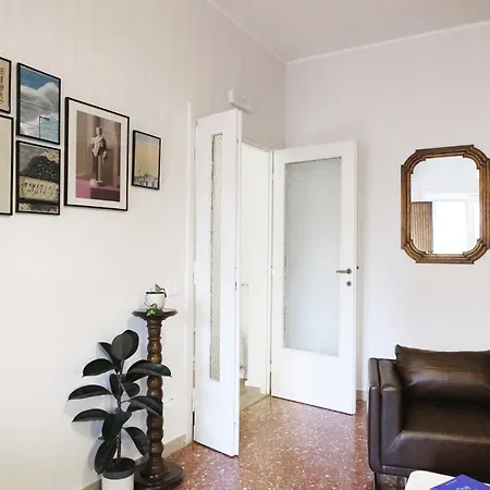 Bright With Balcony Near Centre & Metro Apartamento
